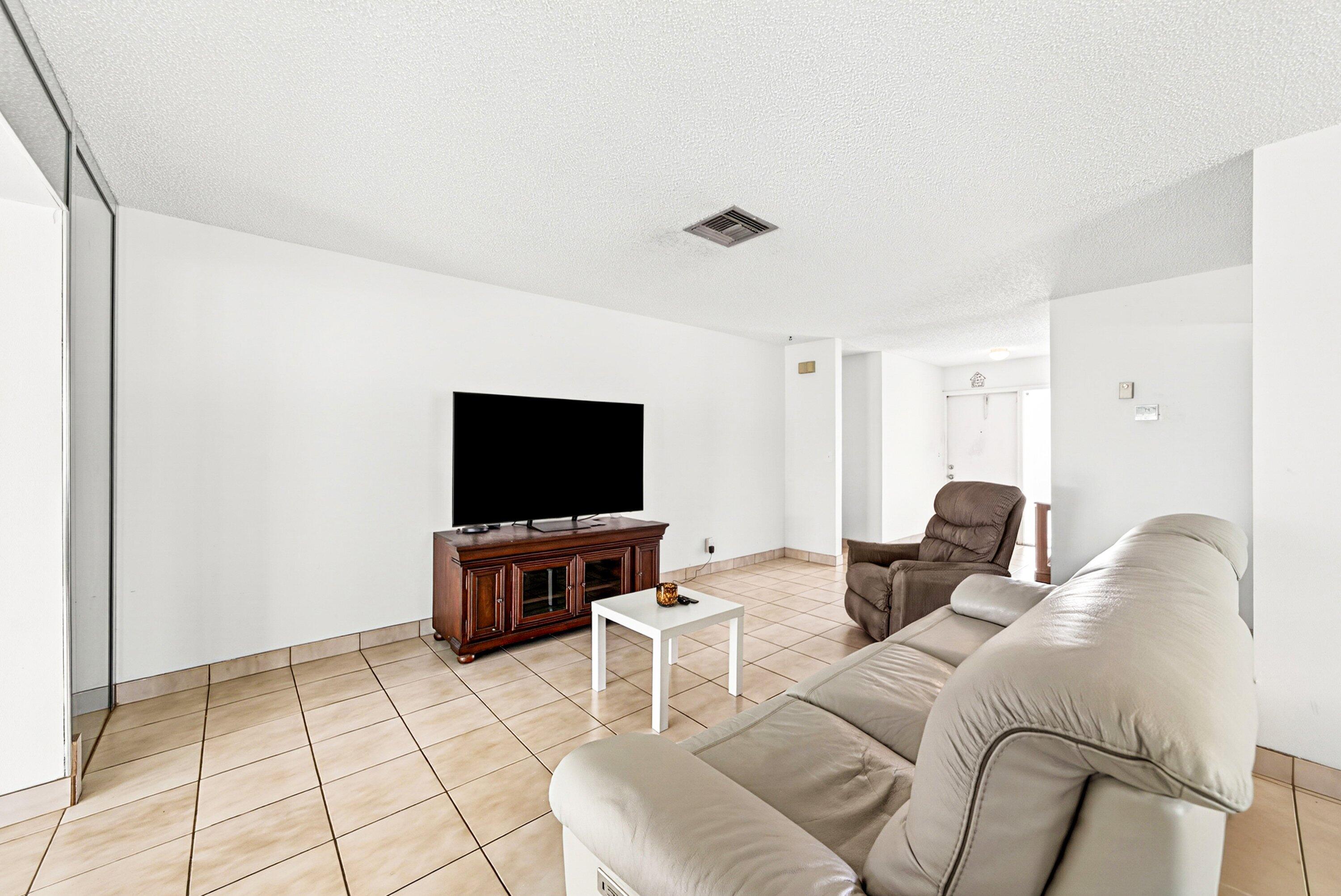 DELRAY VILLAS 4 - Residential