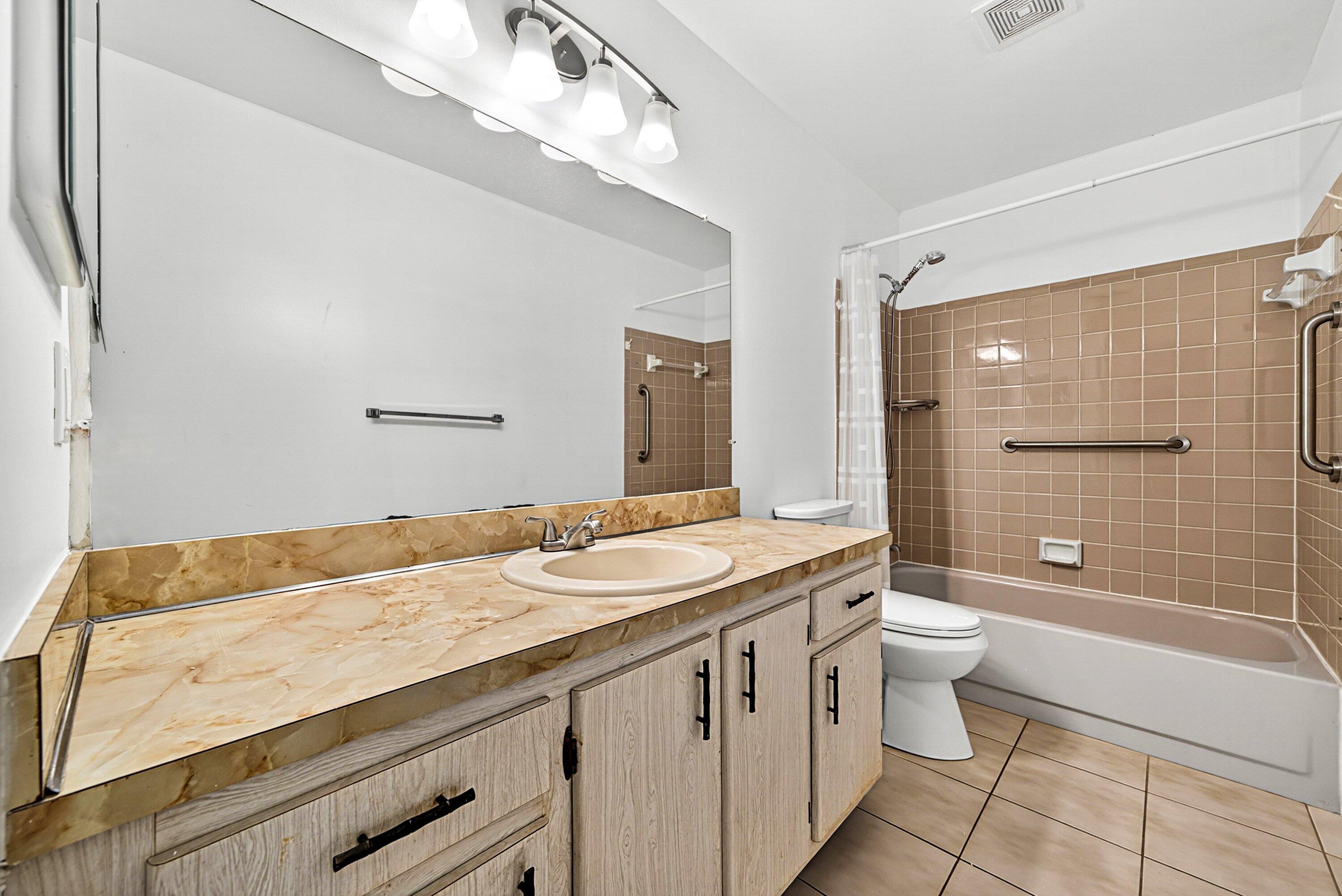 DELRAY VILLAS 4 - Residential