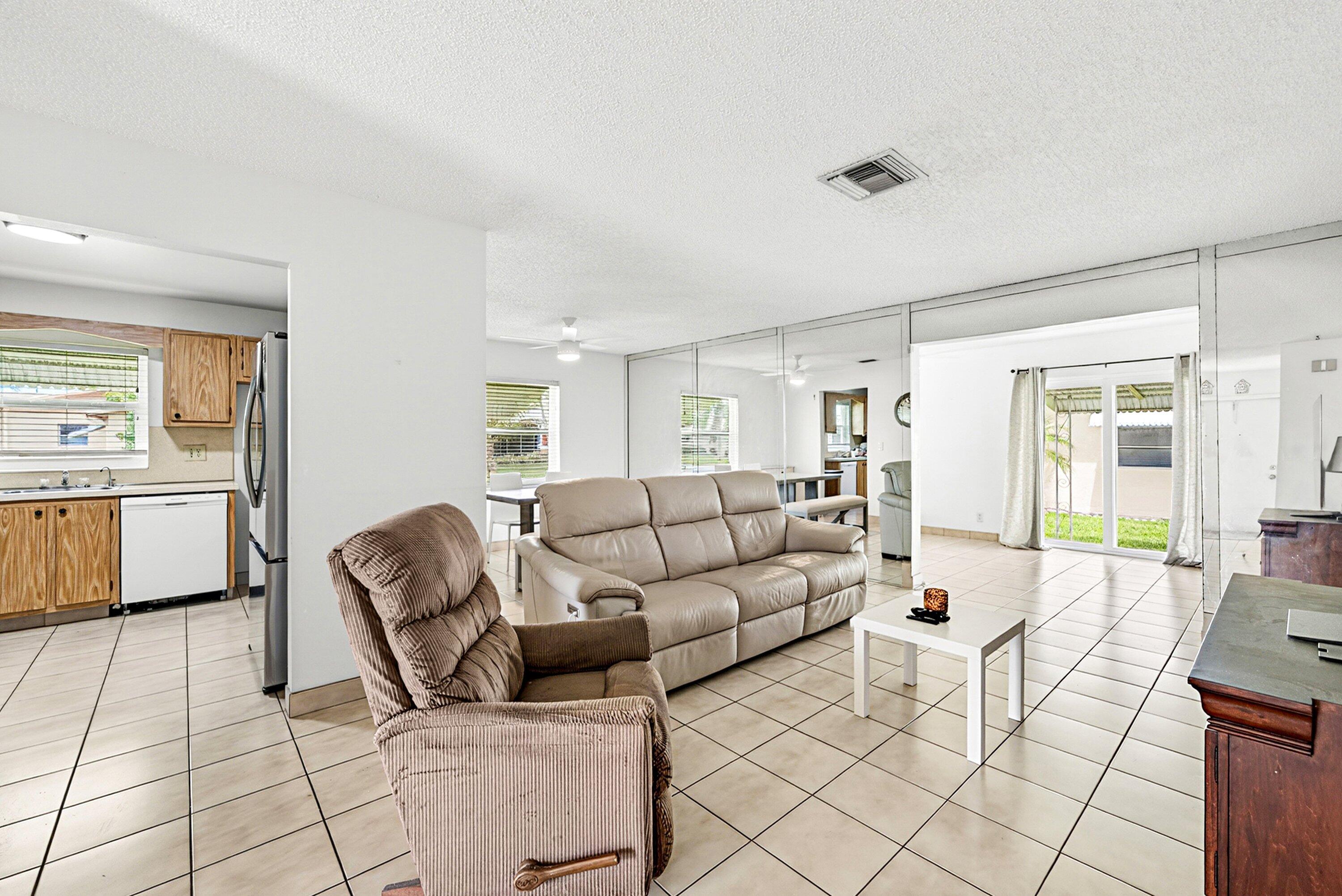 DELRAY VILLAS 4 - Residential