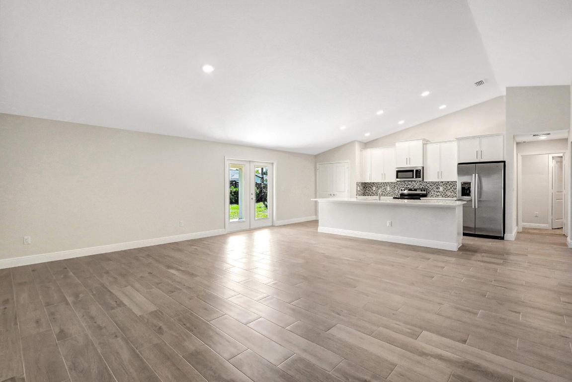 1886 SW Success Street