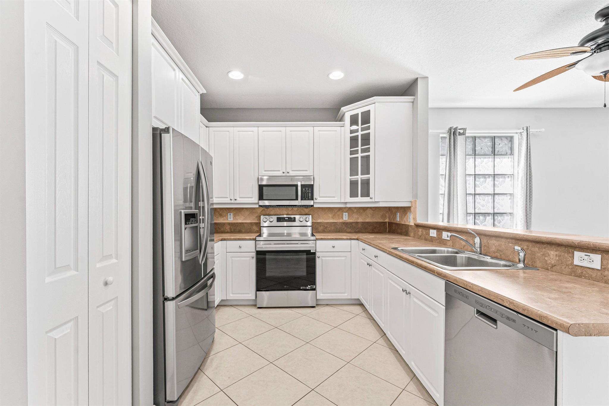 PALM BEACH PLANTATION - Residential Lease