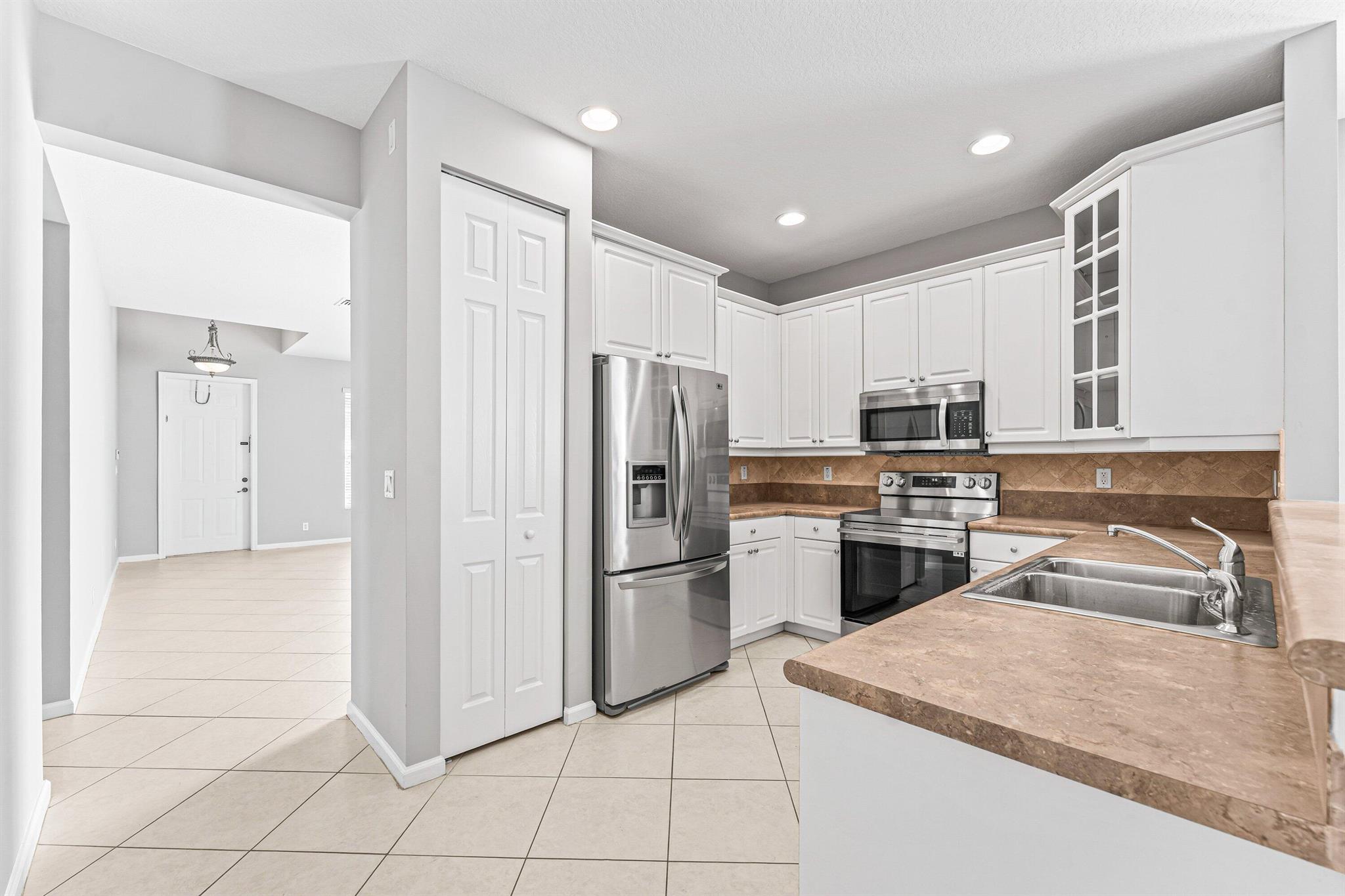 PALM BEACH PLANTATION - Residential Lease