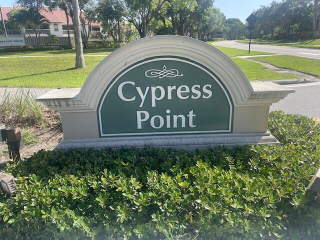 Located in the beautiful community of PGA National, great investment or great opportunity to live in this prestigious community. Currently tenant occupied until January 1, 2026.