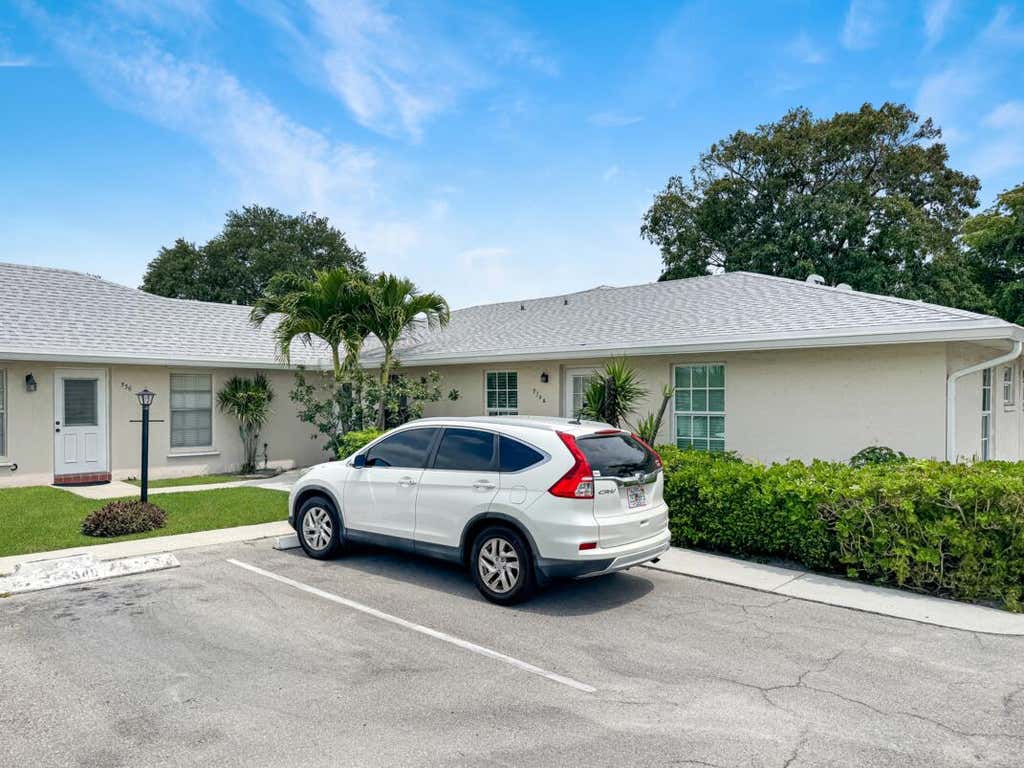 Photo of 534 Franconia Circle #B, Lake Worth, FL 33467 (MLS # R10977700)