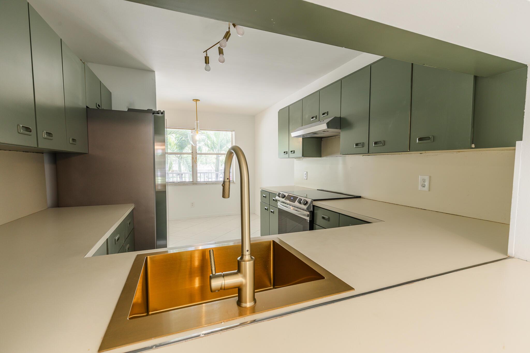 SUNRISE LAKES - Residential