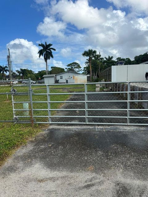 1600 W Breezy Ln West Palm Beach FL 33417