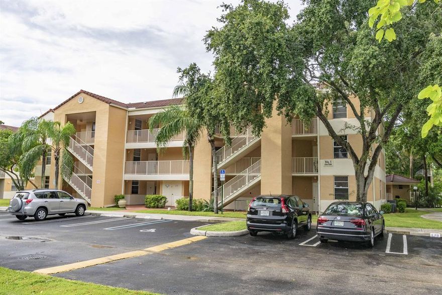 Desirable Coral Springs Estates Condo. This 2x2 updated condo, walk-in closet , ready to move-in. Overlooking pool, this unit is priced for quick sale. Ideally situated across from Forest Hills Park, in the heart of Coral Springs. Enjoy tennis, basketball, jogger run and ideally situated close to great schools. Pets and renting allowed. Less than a mile away from Coral Square Mall, movies and more!