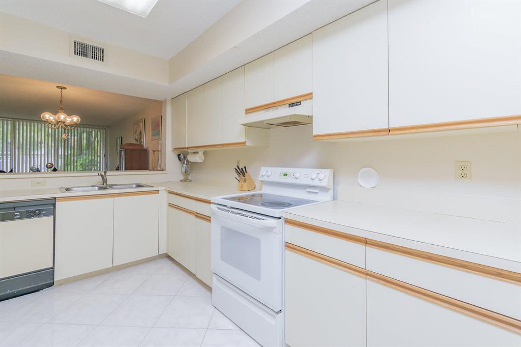 CORAL SPRINGS ESTATE TH IV CONDO - Residential