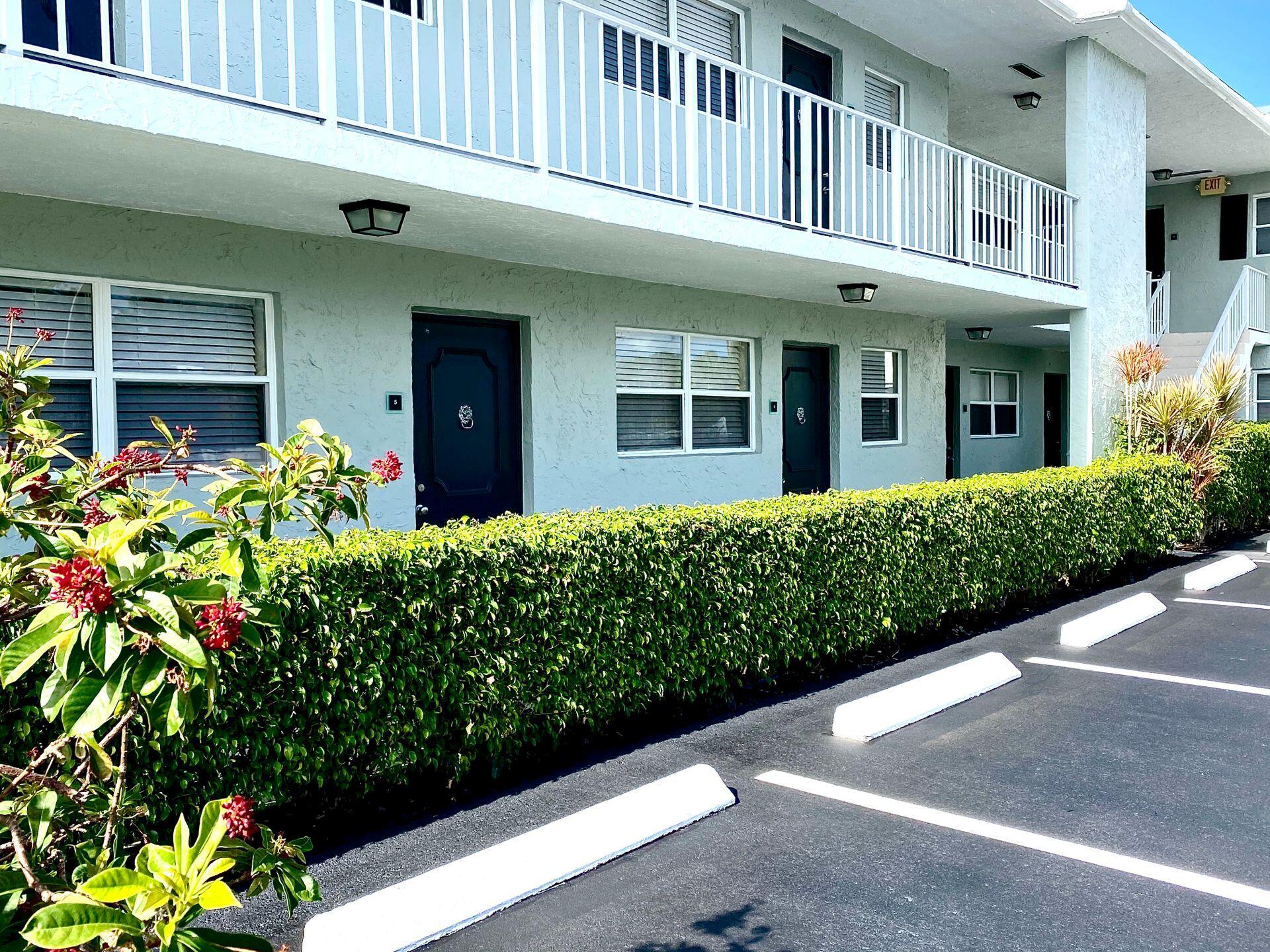 Renovated 1 Bedroom Apartment Available for Rent in Boca RatonThe Sabal Palms Apartment Homes are conveniently located between North Federal Highway and the Gulf Stream, and are only a 5-minute drive from the I-95 (exit 48B) and Publix Supermarket, making it the perfect location for commuters and students seeking to reside in a quiet Boca Raton neighborhood. This one bedroom apartment features a renovated kitchen with premium appliances and a breakfast bar. The apartment is spacious with a living/dining area, lots of closets