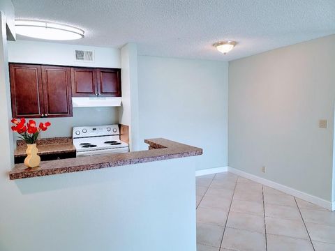 Condominium in Davie FL 2796 University Dr Dr 3.jpg