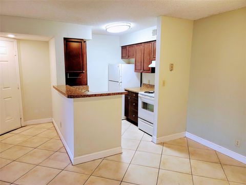 Condominium in Davie FL 2796 University Dr Dr 1.jpg