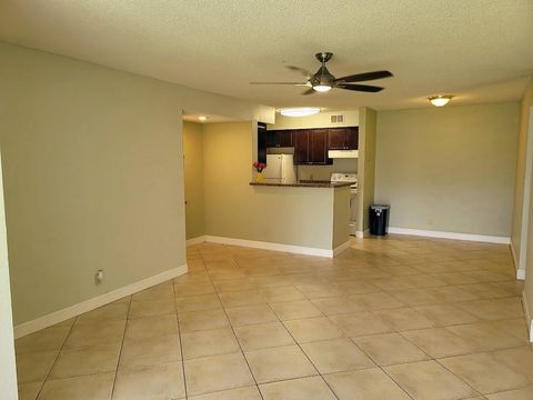 Condominium in Davie FL 2796 University Dr Dr 11.jpg