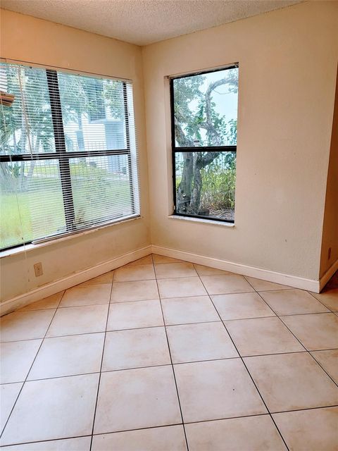 Condominium in Davie FL 2796 University Dr Dr 14.jpg