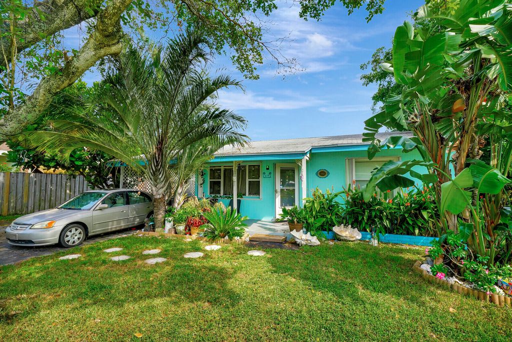 Photo of 219 NE 16th Street, Delray Beach, FL 33444 (MLS # R10916300)