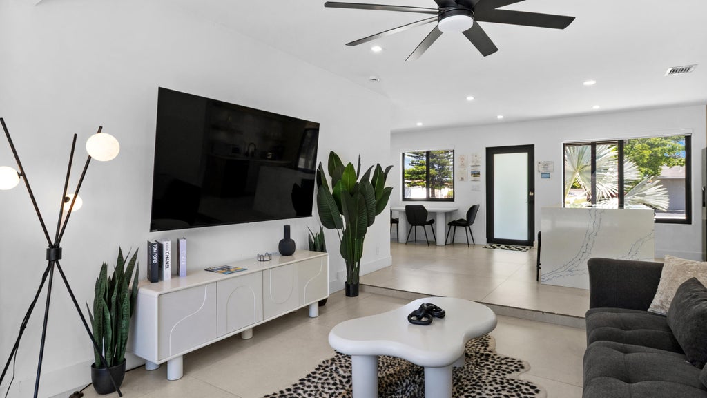Photo of 112 SE 14th Street, Deerfield Beach, FL 33441 (MLS # B26079144)