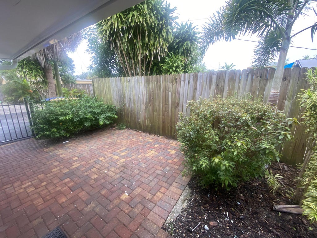 Photo of 914 N Federal Highway #5, Lake Worth Beach, FL 33460 (MLS # R11027655)