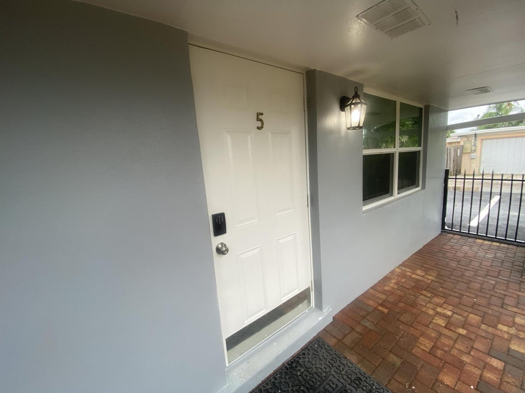 Photo of 914 N Federal Highway #5, Lake Worth Beach, FL 33460 (MLS # R11027655)