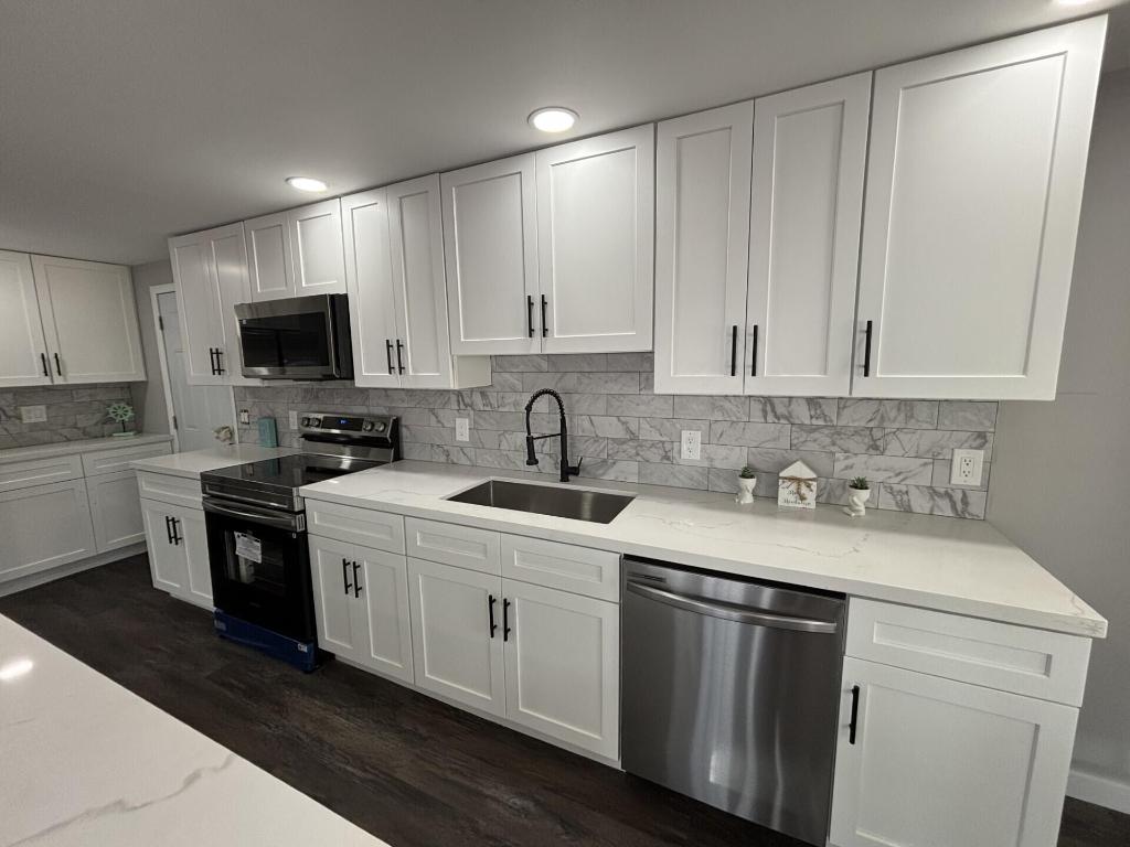 COUNTRY KNOLLS - Residential