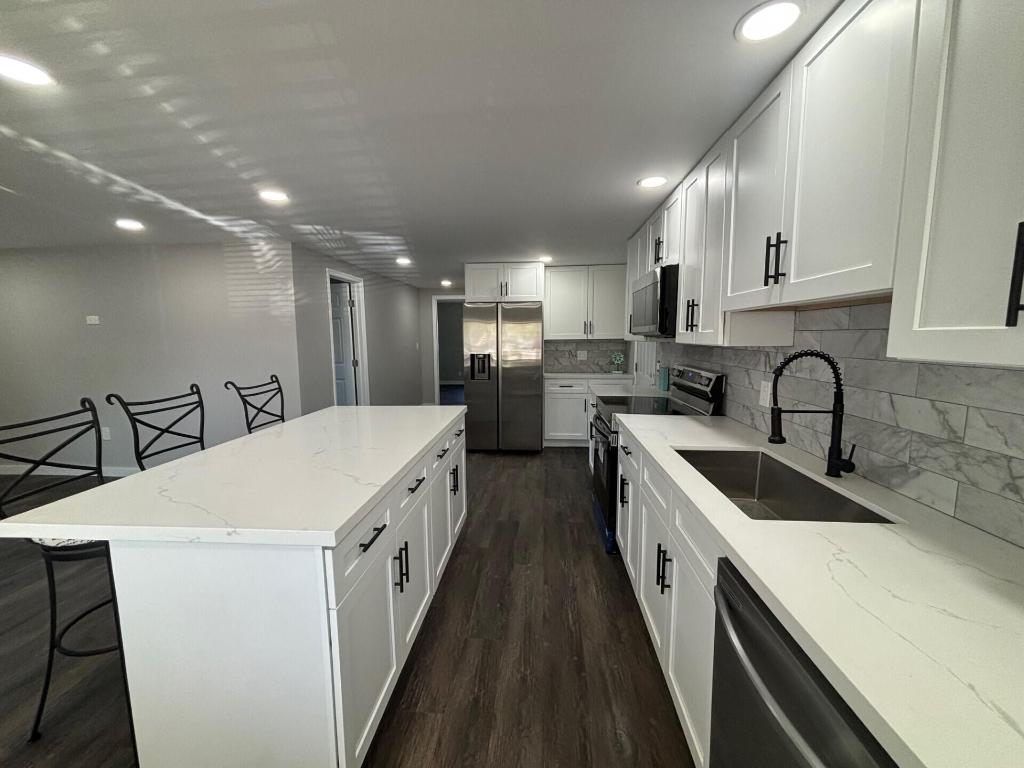 COUNTRY KNOLLS - Residential