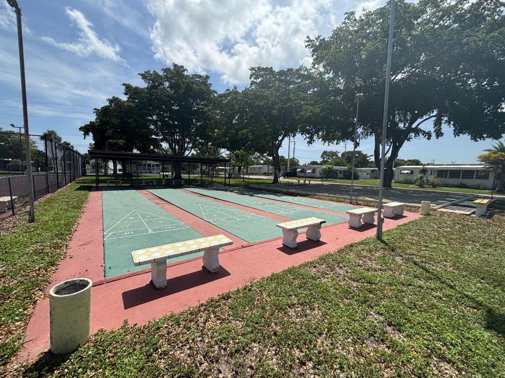 COUNTRY KNOLLS - Residential