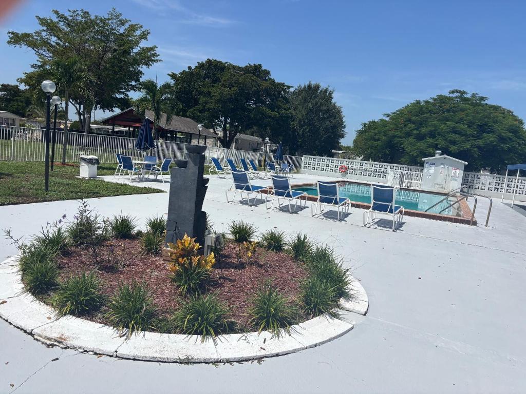 COUNTRY KNOLLS - Residential