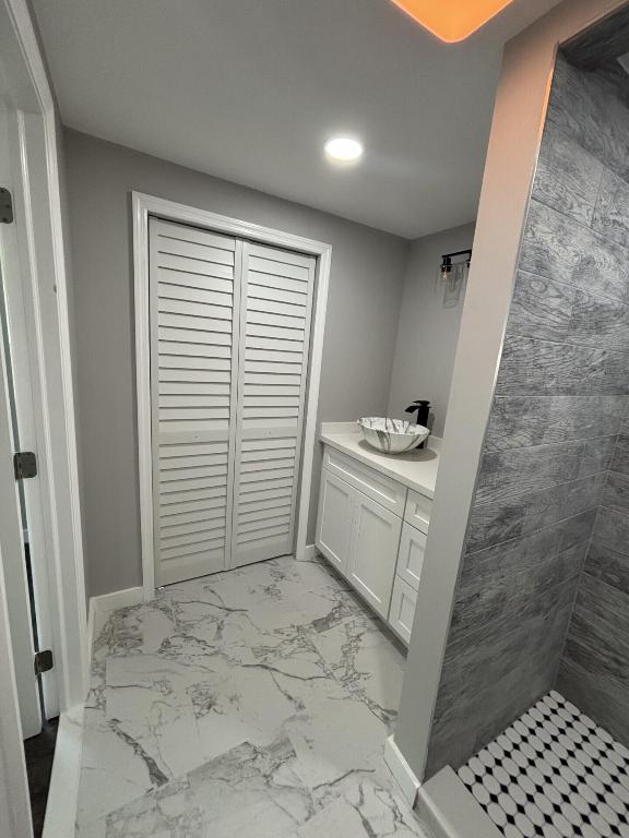 COUNTRY KNOLLS - Residential