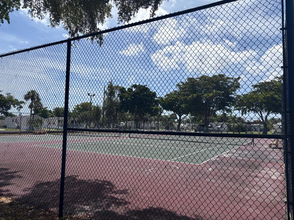 COUNTRY KNOLLS - Residential