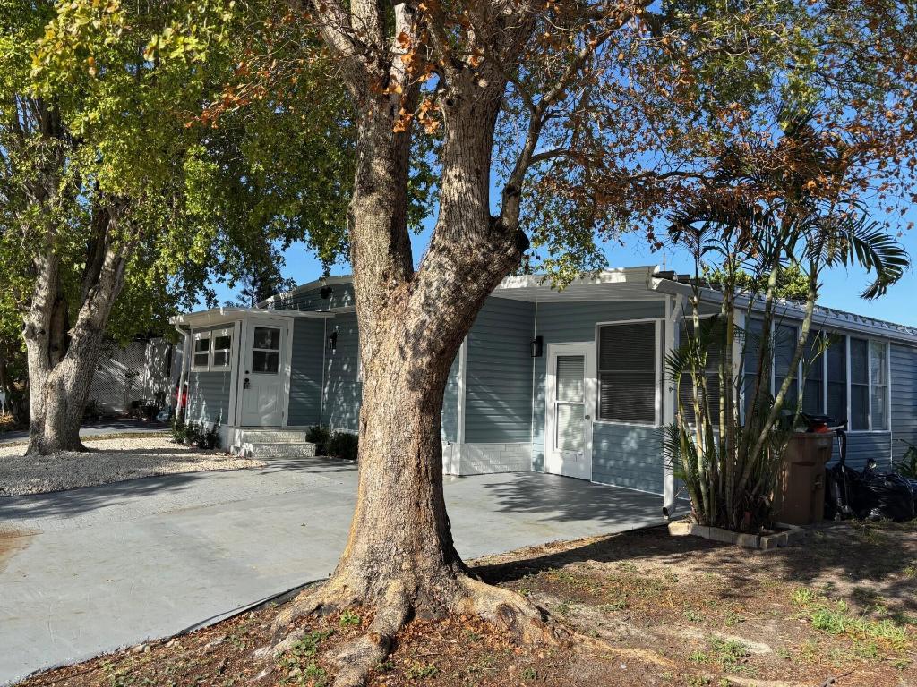 COUNTRY KNOLLS - Residential