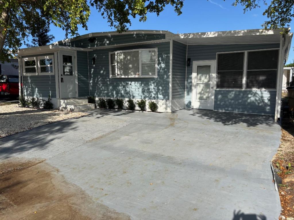 COUNTRY KNOLLS - Residential