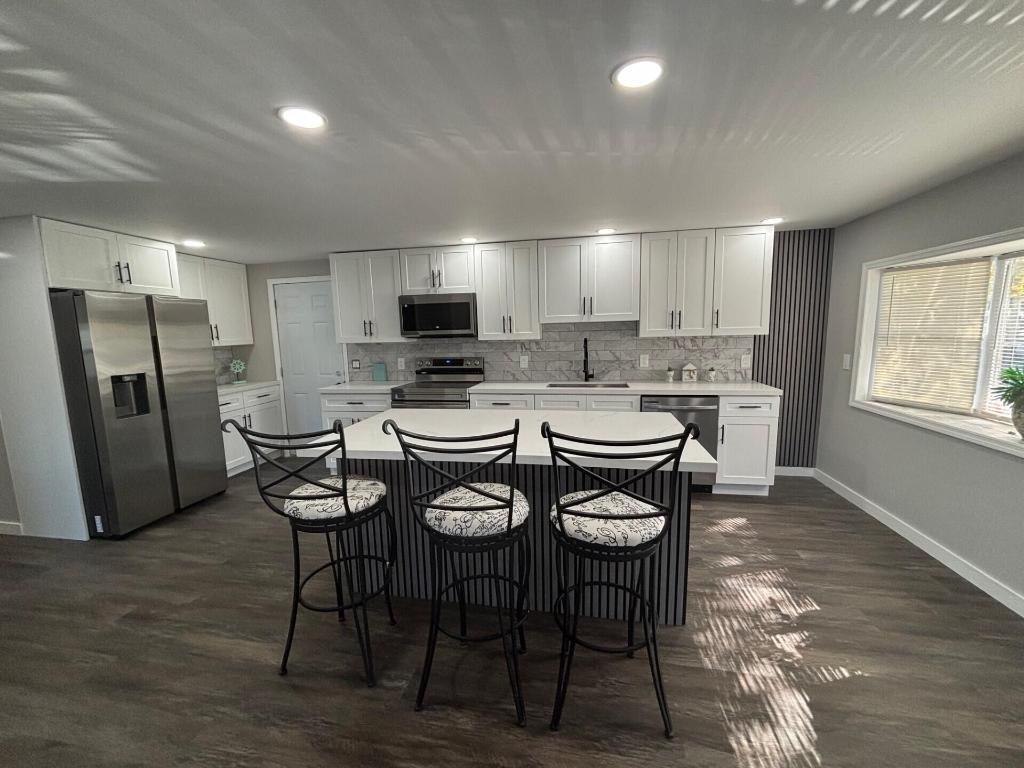 COUNTRY KNOLLS - Residential