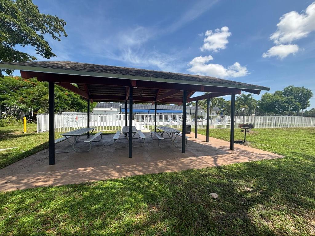 COUNTRY KNOLLS - Residential