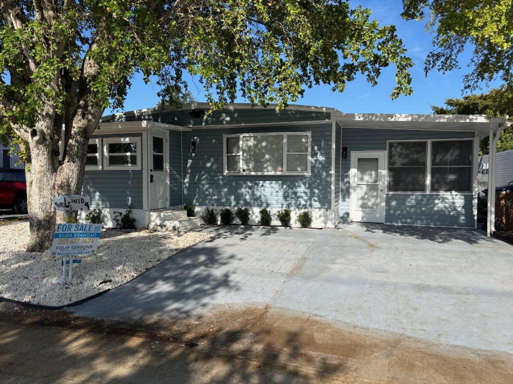 COUNTRY KNOLLS - Residential