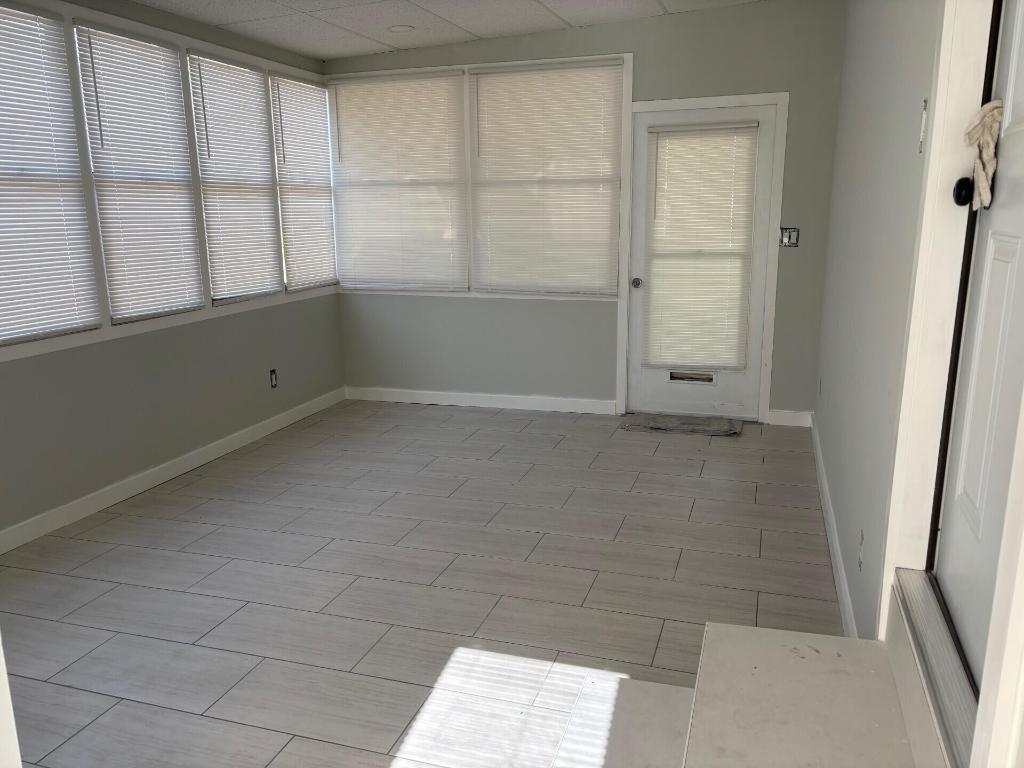 COUNTRY KNOLLS - Residential