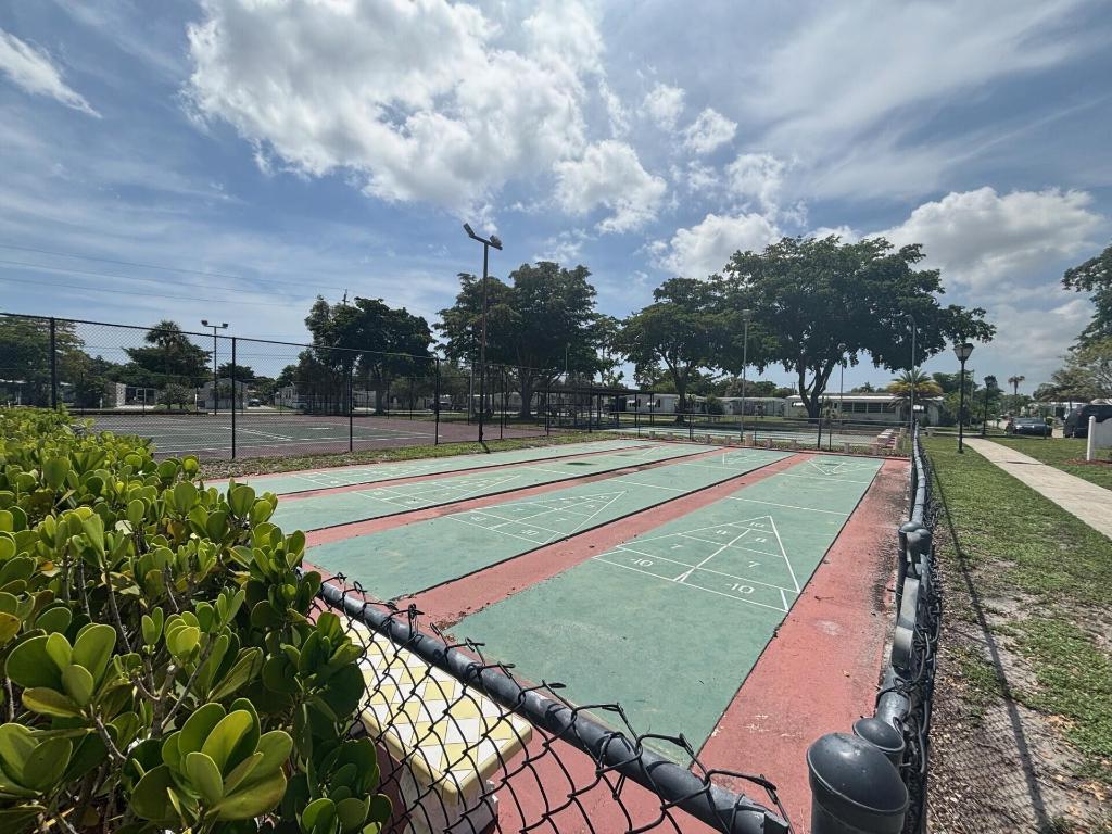 COUNTRY KNOLLS - Residential