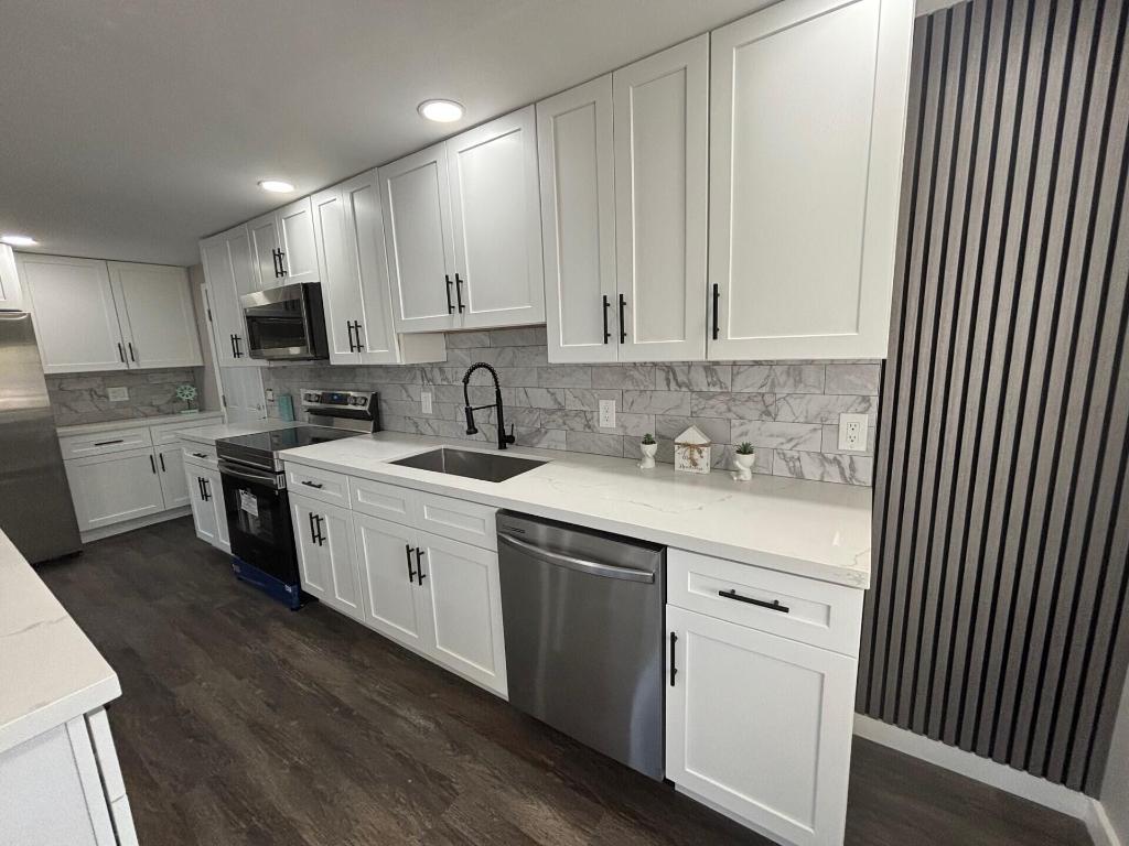 COUNTRY KNOLLS - Residential