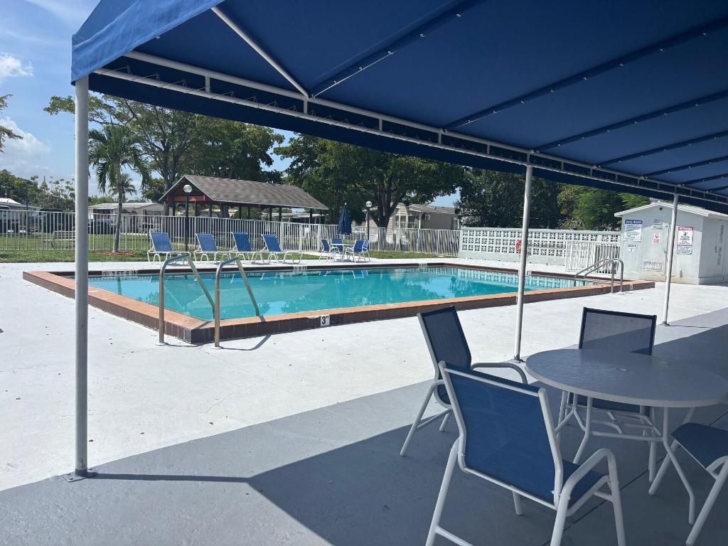 COUNTRY KNOLLS - Residential