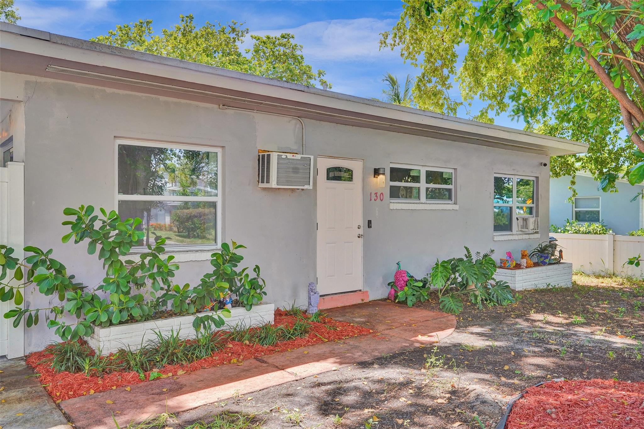 130 Akron St, Lake Worth Beach, FL, 33461/$339,900 2 130 Akron St
