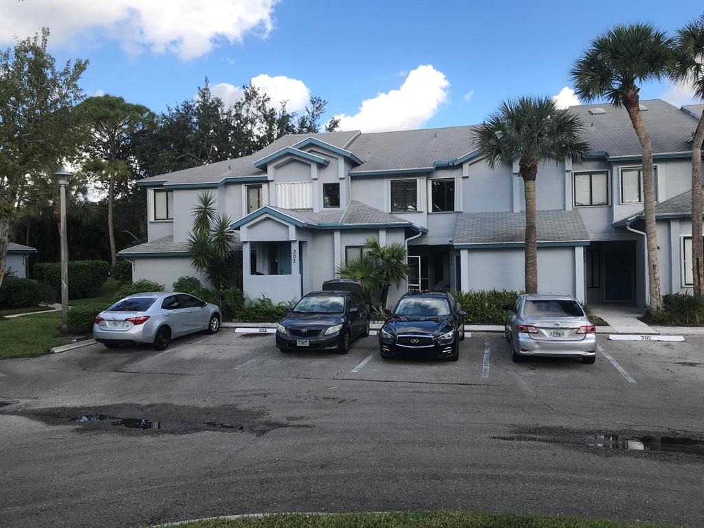 Awesome 3 bedroom with all the amenities of a resort ! Hot tub, Pool , exercise room ! play area, tennis courts, basic cable and water is included in with the rent