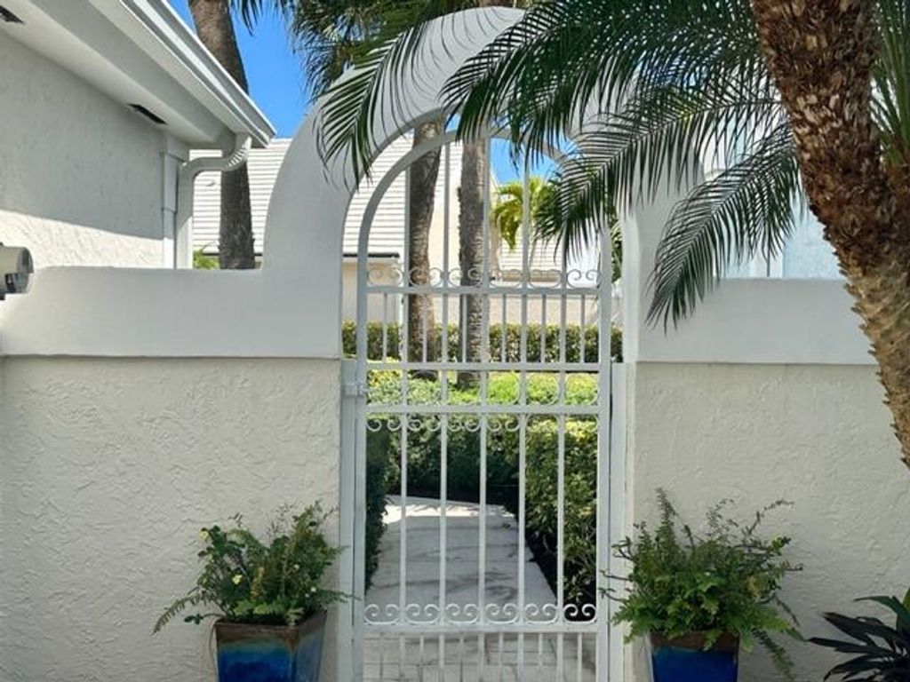 Photo of 6 Elgin Lane N, Palm Beach Gardens, FL 33418 (MLS # R10959022)