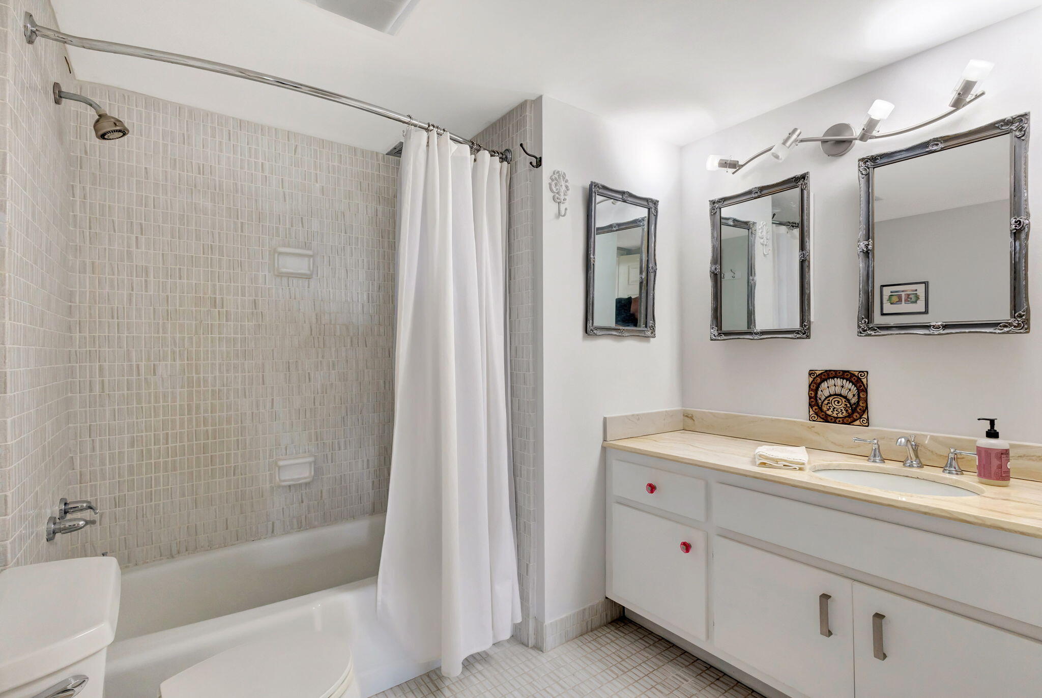 PORTOFINO CONDO PT OF LTS 15 AND 16,JARVIS PAR - Residential Lease