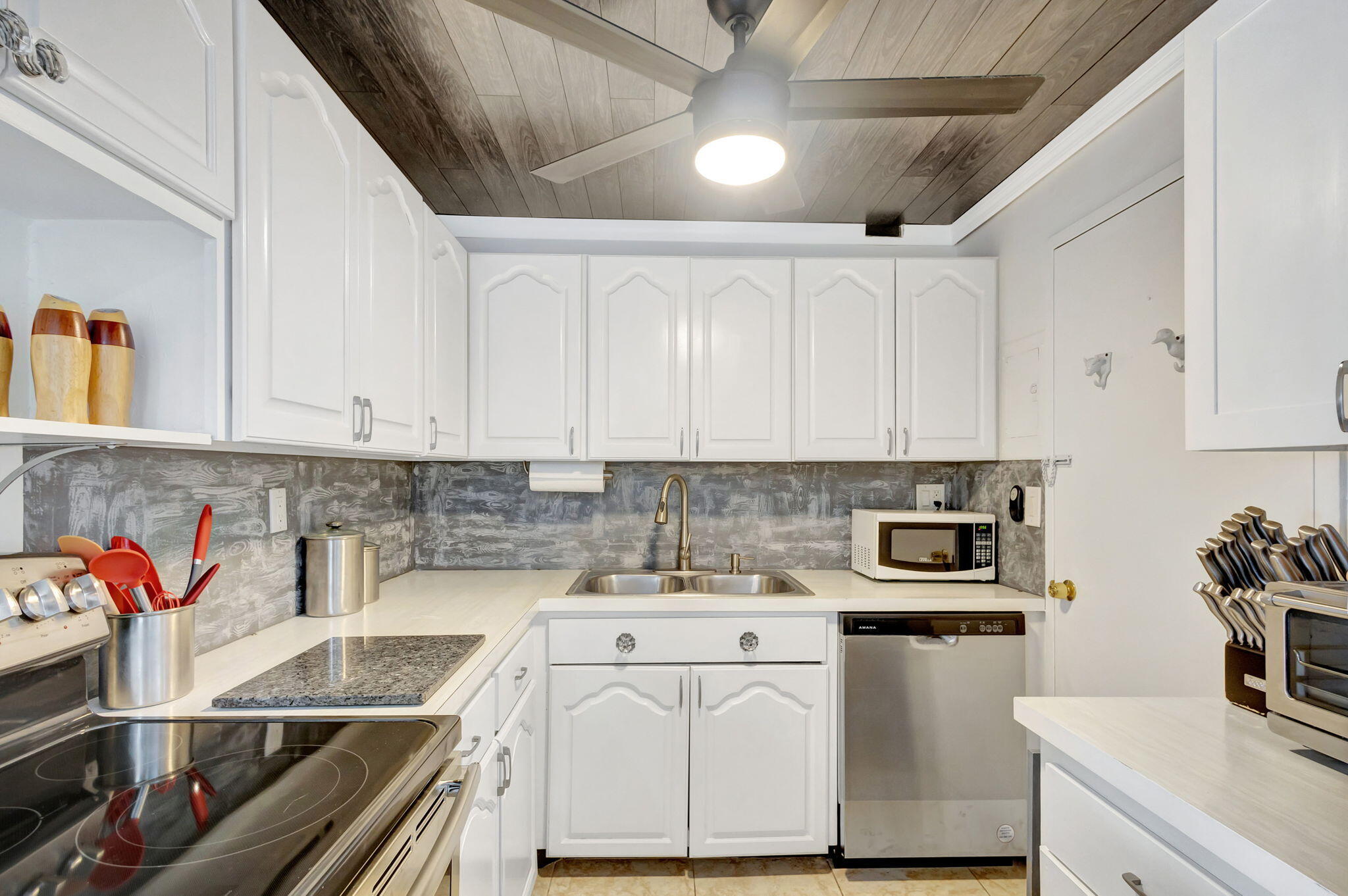 PORTOFINO CONDO PT OF LTS 15 AND 16,JARVIS PAR - Residential Lease