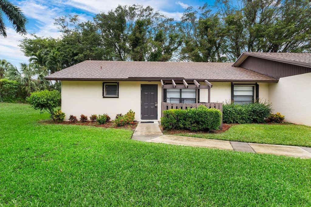 Photo of 9 VÃ­a De Casas Norte, Boynton Beach, FL 33426 (MLS # B26049345)