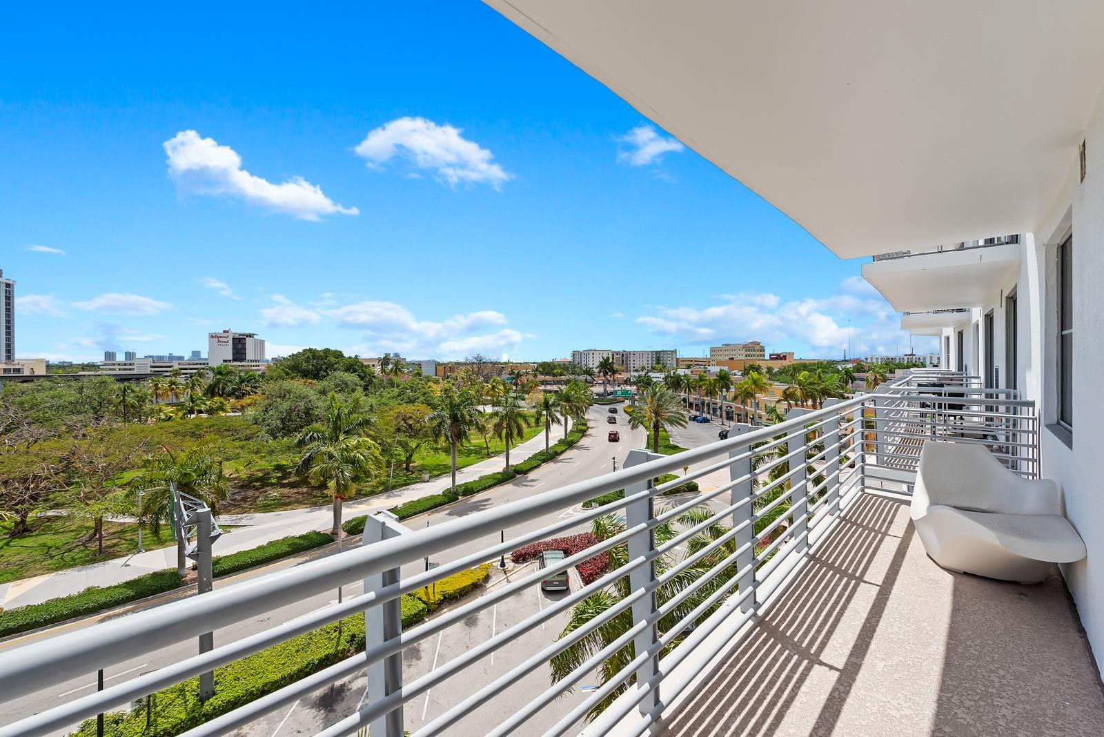 1830 Radius Drive 523, Hollywood, FL, 33020/$420,000 2 1830 Radius Drive 523