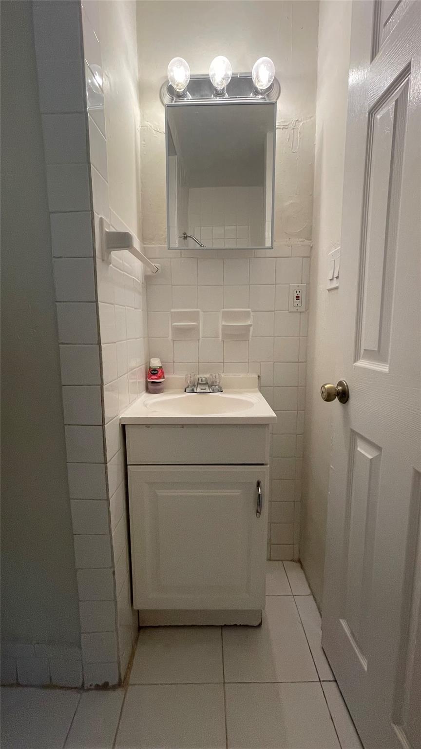 LAUDERDALE MANORS AMD PLA - Residential Lease