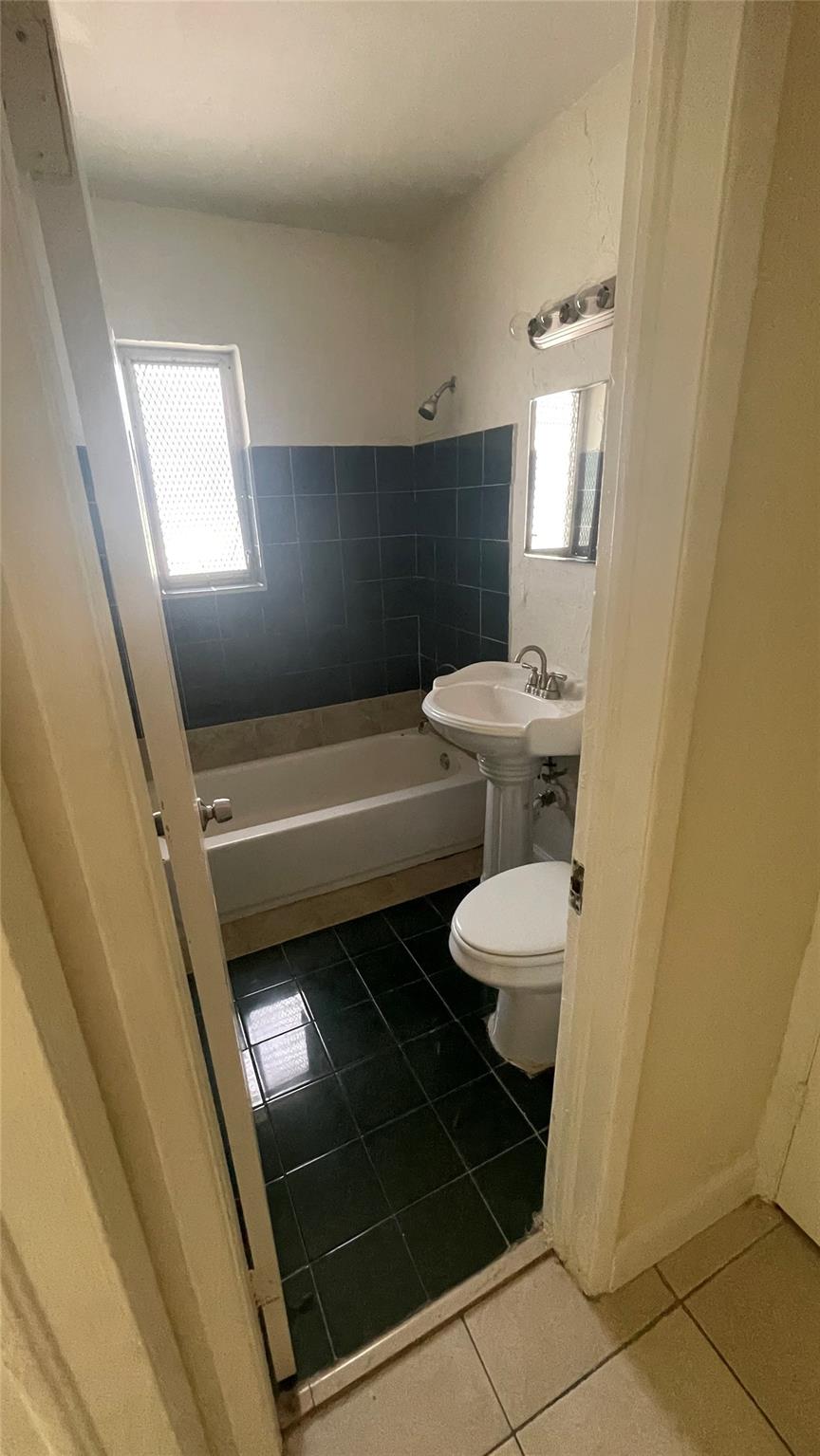 LAUDERDALE MANORS AMD PLA - Residential Lease