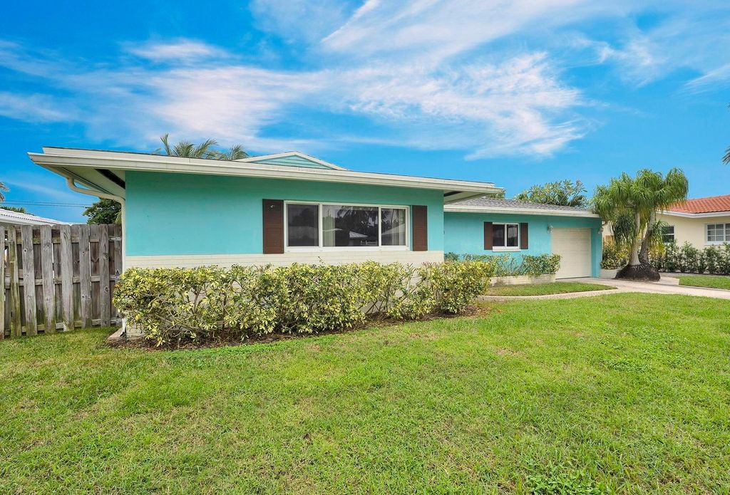 Photo of 1120 SW 13th Street, Boca Raton, FL 33486 (MLS # F10410770)