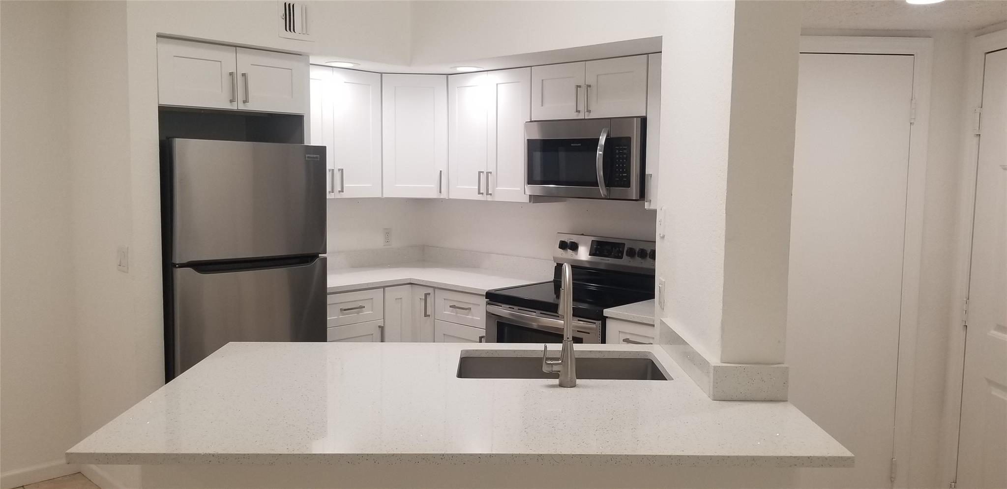 Beautiful remodeled 1 / 1 condo, 3rd floor with high ceiling and tiled flooring, facing the golf course. New kitchen appliances, ceiling fans, light fixtures, toilet, bathroom flooring, water heater. Complex has all amenities: clubhouse, gym, pool, jacuzzi, tennis court, basketball court... Association requires minimum 620 credit score.