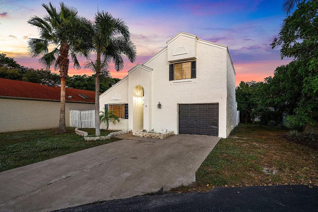 Photo of 4 Elton Place, Boynton Beach, FL 33426 (MLS # R11144028)