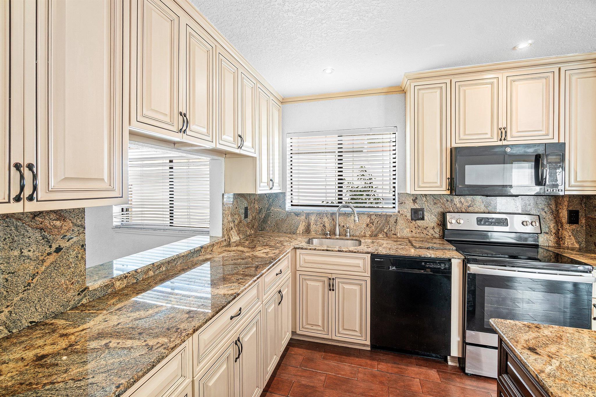 BOYNTON LAKES - Residential