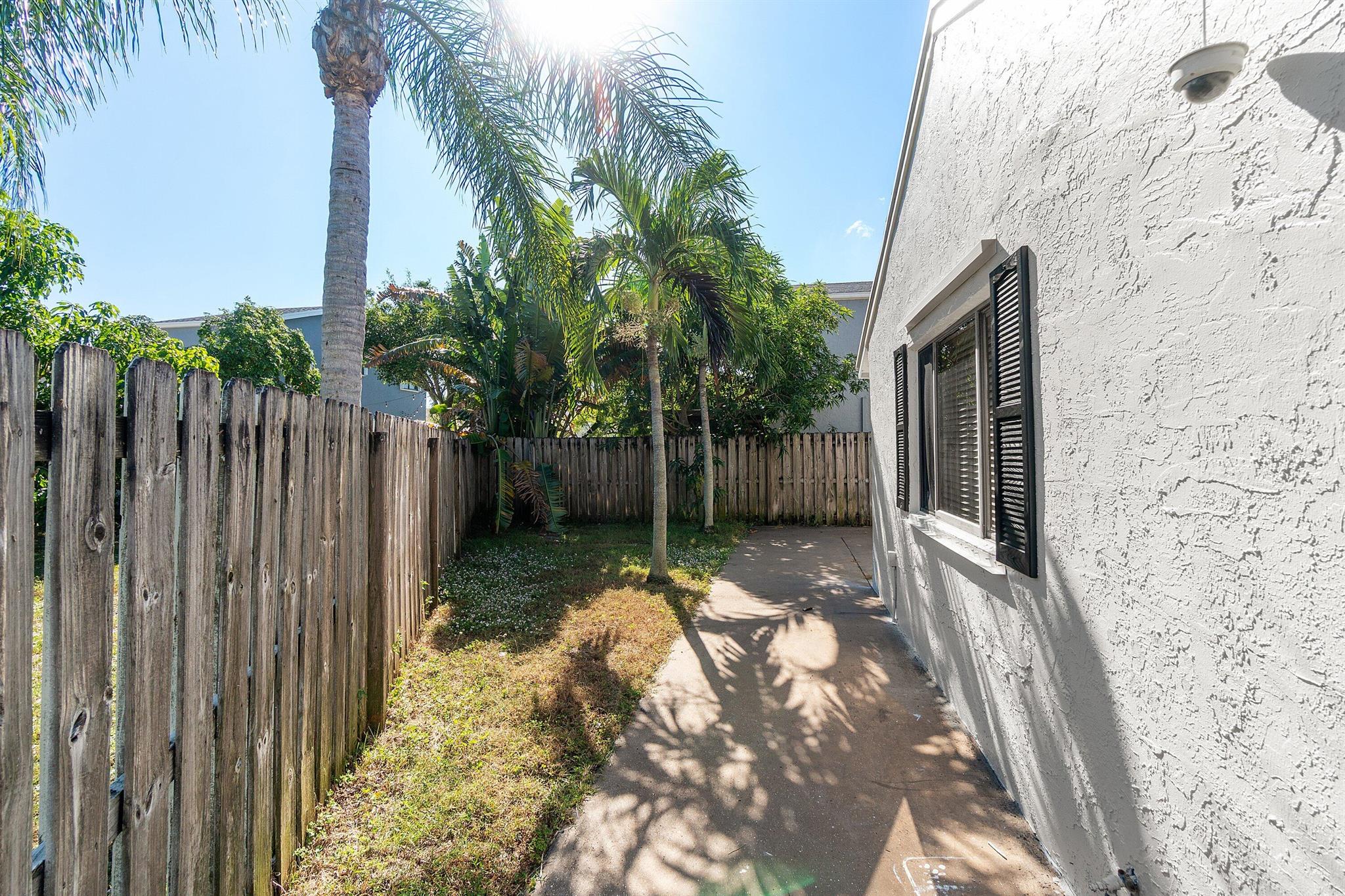 BOYNTON LAKES - Residential